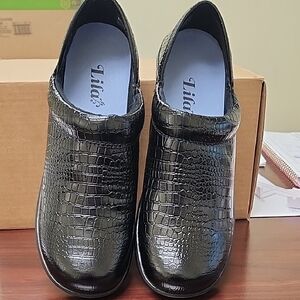 ILIA Whitney Shoes For Crews Glossy Black Crocodile Texture Loafers